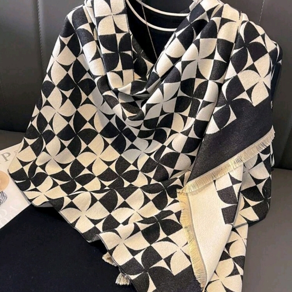 Large geometric pattern cozy winter scarf - Picture 3 of 9